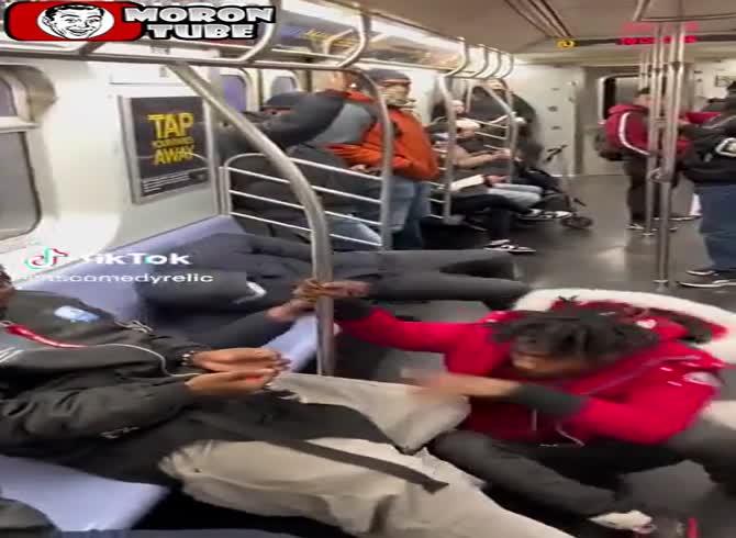 Video :A homeless man in New York City is sleeping with subhuman elbows in his face